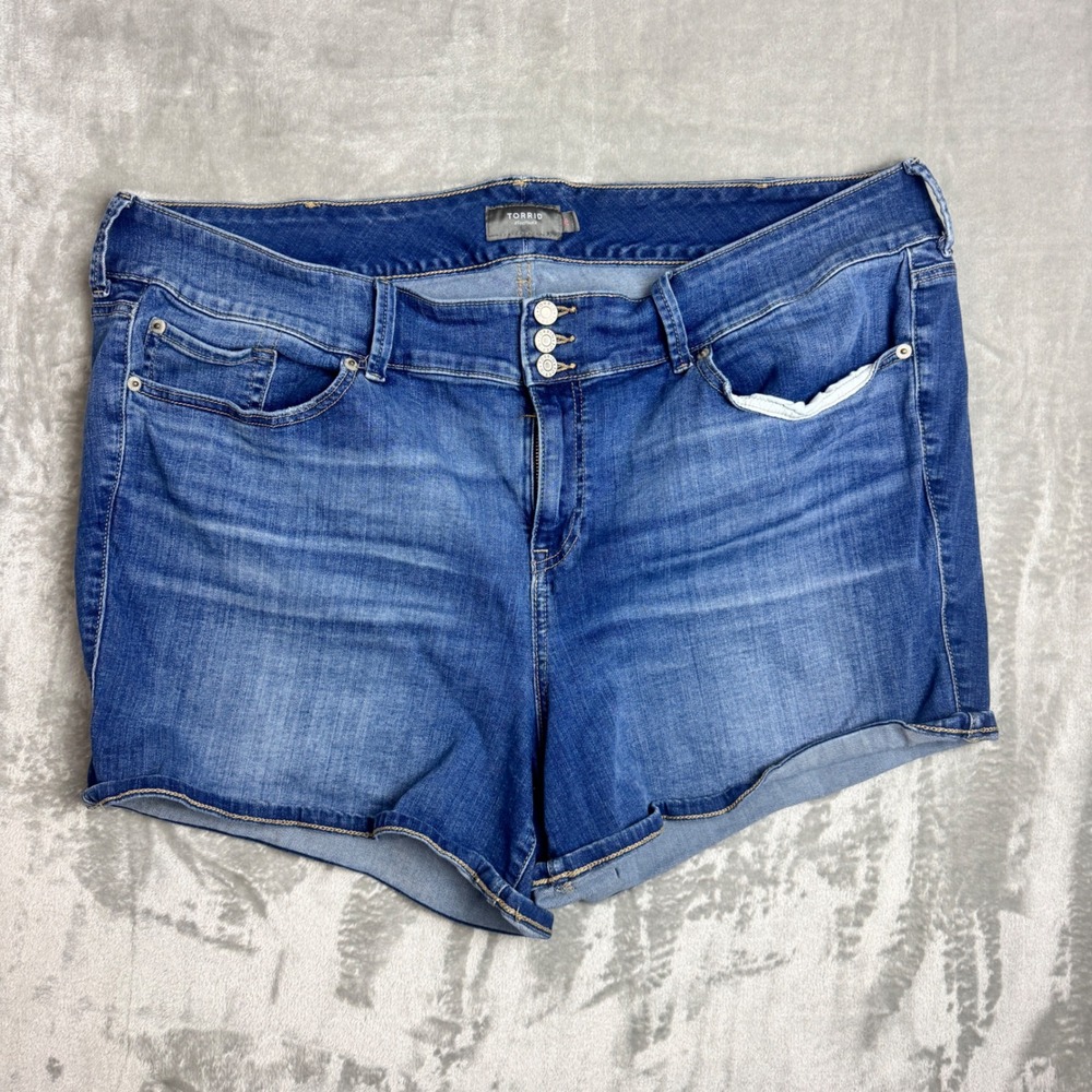 Torrid Plus Size 26 Medium Wash Denim Shorts Triple Button Cuffed Feel The‎ Fit